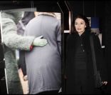 Anouk Aimée découvre l'exposition photographique de Valérie Perrin au Ciné 13 Théâtre, à Paris. Janvier 2012