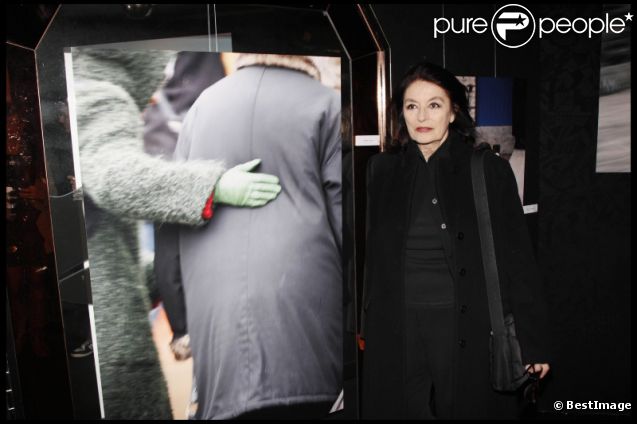 Anouk Aimée découvre l'exposition photographique de Valérie Perrin au Ciné 13 Théâtre, à Paris. Janvier 2012