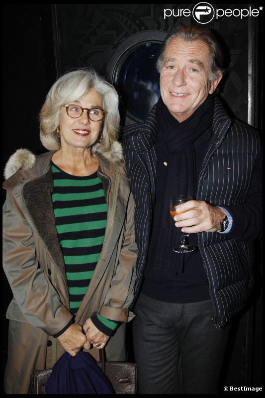 William Leymergie et son épouse découvrent l'exposition photographique de Valérie Perrin au Ciné 13 Théâtre, à Paris. Janvier 2012