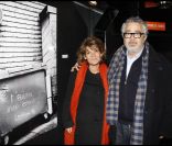 Paul Boujenah et son épouse découvrent l'exposition photographique de Valérie Perrin au Ciné 13 Théâtre, à Paris. Janvier 2012
