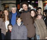 Claude Lelouch entouré de ses enfants et petits-enfant, lors de l'exposition photographique de Valérie Perrin au Ciné 13 Théâtre, à Paris. Janvier 2012