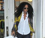 Discrète, Kelly Rowland achète un body Bob Marley pour la petite Ivy Blue Carter, la fille de Beyoncé et Jay-Z, le 9 janvier 2012 à New York
