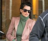 Masquée derrière ses lunettes de soleil, l'actrice Penélope Cruz quitte l'hôtel Berkeley dans lequel elle a séjourné pour quelques jours. Londres, le 17 janvier 2012.