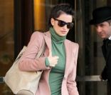 Penélope Cruz : un blazer rose sur un pull vert ? Carton rouge !