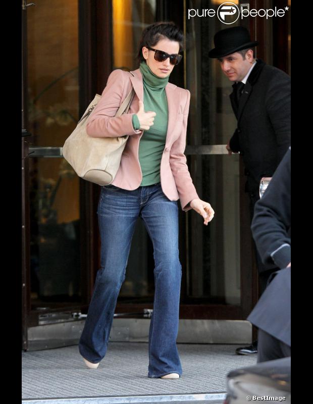 Après quelques jours passés en famille à Londres, Penélope Cruz quitte la capitale anglaise avec un flop look. Le 17 janvier 2012.