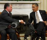 Le roi Abdullah II de Jordanie rencontrait Barack Obama à la Maison Blanche le 17 janvier 2012 tandis que son épouse la reine Rania participait à un déjeuner philanthropique, toujours à Washington.<br />