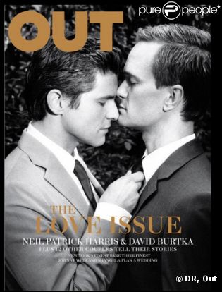 Neil Patrick Harris et son compagnon David Burtka en couverture du magazine Out, the love issue
