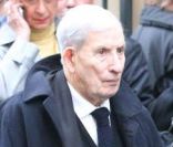 Pierre Badel lors des obsèques de sa femme Rosy Varte, en l'église arménienne à Paris, le 19 janvier 2012
