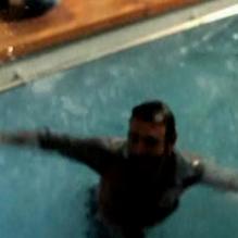 Charlie Winston dans la piscine lors du concert Talent Tout Neuf : le live pour W9