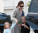 Jennifer Garner et ses filles Violet et Seraphina le 9 décembre 2011 à Los Angeles