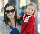 Jennifer Garner et sa fille Seraphina le 9 décembre 2011 à Los Angeles
