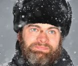 Clovis Cornillac prend la pose pendant le photocall de Radiostar durant le 15e Festival du film de comédie de l'Alpe d'Huez le 20 janvier 2012 