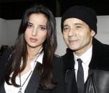 <p>Jean-Luc Delarue et sa compagne Anissa Khel : amoureux lors du défilé Dior Homme A Soldier on my own - prêt-à-porter collection automne-hiver 2011/2013 au Tennis Club de Paris le 21 janvier 2012</p>
<p>&nbsp;</p>