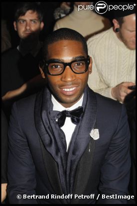 Le rappeur Tinie Tempah était sur son 31 au premier rang du défilé Lanvin automne-hiver 2012/2013 Paris, le 22 janvier 2012.