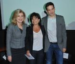 Anne Sinclair entourée d'Arianna Huffington et de Paul Ackermann, conférence de presse du lancement de la version française du Huffington Post, à Paris, le 23 janvier 2012.