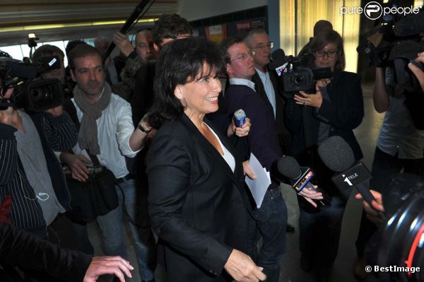 Anne Sinclair à la conférence de presse du lancement de la version française du Huffington Post, devant plus de 200 journalistes, à Paris, le 23 janvier 2012.