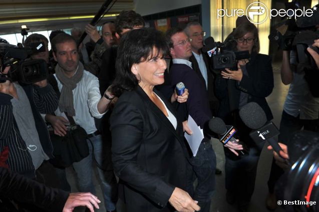 Anne Sinclair à la conférence de presse du lancement de la version française du Huffington Post, devant plus de 200 journalistes, à Paris, le 23 janvier 2012.