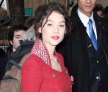 Astrid Berges-Frisbey à son arrivée au Défile Chanel Haute Couture à Paris le 24 janvier 2012