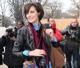 Inès de la Fressange en mode photographe à son arrivée au Défilé Chanel Haute Couture à Paris le 24 janvier 2012