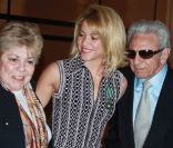 Shakira, en présence de ses parents Nidia et William, a reçu samedi 28 janvier 2012, au Majestic de Cannes, les insignes de chevalier des Arts et des Lettres. Première personnalité colombienne à recevoir cette distinction, la chanteuse a été épinglée par Frédéric Mitterrand, au cours d'une cérémonie qui a également vu Patricia Kaas et Françoise Canetti décorées.