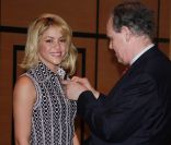 Shakira a reçu samedi 28 janvier 2012, au Majestic de Cannes, les insignes de chevalier des Arts et des Lettres. Première personnalité colombienne à recevoir cette distinction, la chanteuse a été épinglée par Frédéric Mitterrand devant ses parents, au cours d'une cérémonie qui a également vu Patricia Kaas et Françoise Canetti décorées.