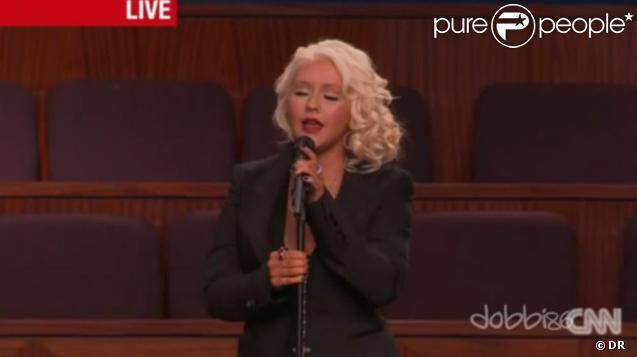 Christina Aguilera chante  At Last  aux funérailles d'Etta James, à Gardena en Californie, le 28 janvier 2012.
