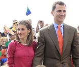 Les écoliers de La Restinga étaient ravis de la visite princière. Felipe et Letizia d'Espagne étaient en visite, le 30 janvier 2012, sur l'île d'El Hierro, la plus occidentale de l'archipel des Canaries. L'île, classée réserve de biosphère à l'UNESCO depuis 2000, connaît la première éruption volcanique de son histoire.
