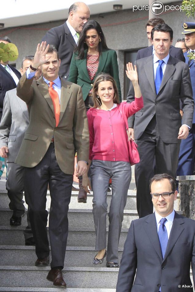 Príncipe Felipe cumple hoy 44 años en una visita a El Hierro - Página 2 785295-felipe-et-letizia-d-espagne-en-visite-637x0-2