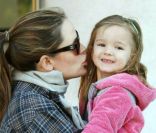 Pause câlin pour Jennifer Garner, enceinte, et Seraphina à Los Angeles, le 31 janvier 2012