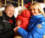 Renaud, Romance Serda et leur petit Malone, à Disneyland Paris, le 12 février 2009.