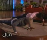 Michelle Obama fait des pompes face à Ellen DeGeneres, à Los Angeles le 1er février