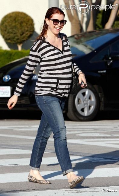 Alyson Hannigan adopte un look easy chic, sac Chanel à l'épaule, à Los Angeles le 3 février 2012.