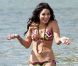 Vanessa Hudgens ose la baignade topless à Hawaï sous le regard de son amoureux