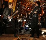 Johnny Hallyday et Yarol Poupaud lors du concert privé donné à la tour Eiffel, le 3 décembre 2011.
