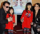 Johnny Hallyday, Laeticia et leurs filles Jade et Joy à Paris, le 6 novembre 2011.