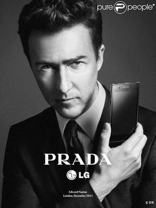 Edward Norton enfile son plus beau costume pour la campagne Prada LG Phone 3.0. 