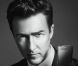 Edward Norton en très beau costume pour vendre un smartphone haut de gamme