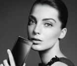 Le top model ukranien Daria Werbowy pour Prada LG Phone 3.0. 