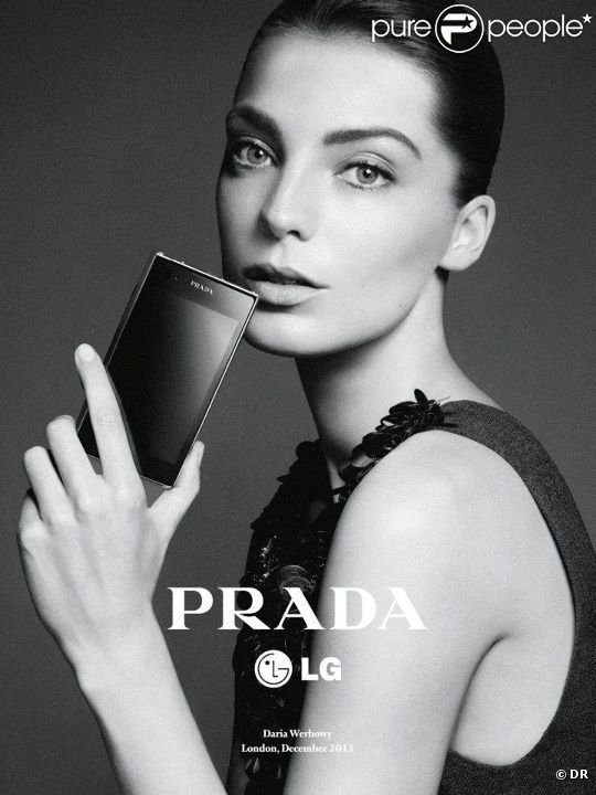 Le top model ukranien Daria Werbowy pour Prada LG Phone 3.0. 