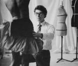 Yves Saint Laurent en train de creer sur un modele