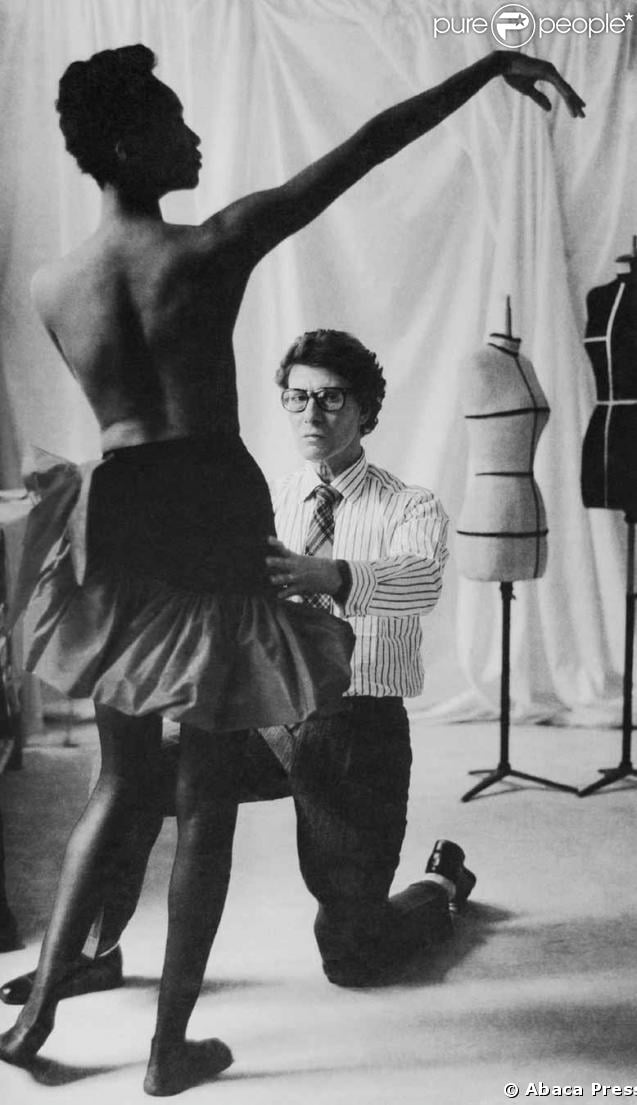 Yves Saint Laurent en train de creer sur un modele