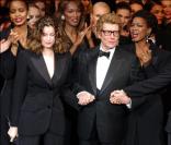 Yves Saint Laurent entoure de Laeticia Casta et Catherine Deneuve en 2002 pour son dernier defile