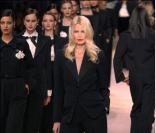 Claudia Schiffer habillee en smoking YSL