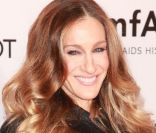 Sarah Jessica Parker lumineuse lors de la soirée de l'amFAR à New York le 8 février 2012