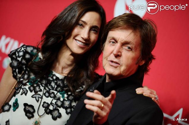 Paul McCartney, ici avec sa femme Nancy Shevell, reçoit le MusiCares Person of the year award à Los Angeles, le 10 février 2012.