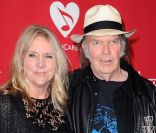 Neil Young et sa femme Pegi au gala MusiCares qui honorait Paul McCartney à Los Angeles, le 10 février 2012.