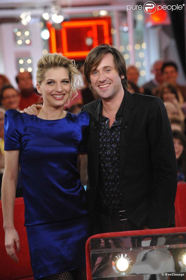 Amandine Bourgeois et Thomas Dutronc sur le plateau de  Vivement Dimanche . Émission enregistrée le 8 et diffusée le 12 février 2012.