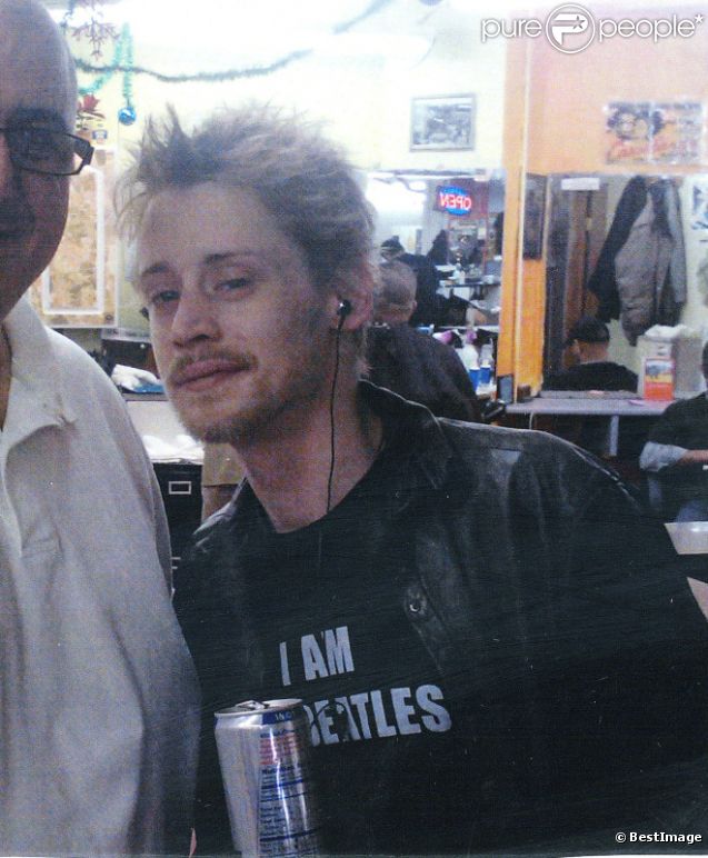Macaulay Culkin pose avec un coiffeur avant de participer à une collecte alimentaire, à New York, le 12 février 2012