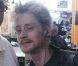 Macaulay Culkin pose avec un coiffeur avant de participer à une collecte alimentaire, à New York, le 12 février 2012