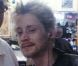 Macaulay Culkin, maigre, pose avec un coiffeur avant de participer à une collecte alimentaire. New York, le 12 février 2012